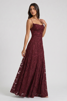 Abito maxi Louise lacca ciliegia Bella di Roma – vista frontale