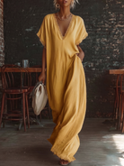 Vestito maxi in cotone giallo con scollo a V e volant, indossato