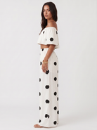 Completo a pois Sofia – dettaglio del top off-shoulder con volant | Bella di Roma