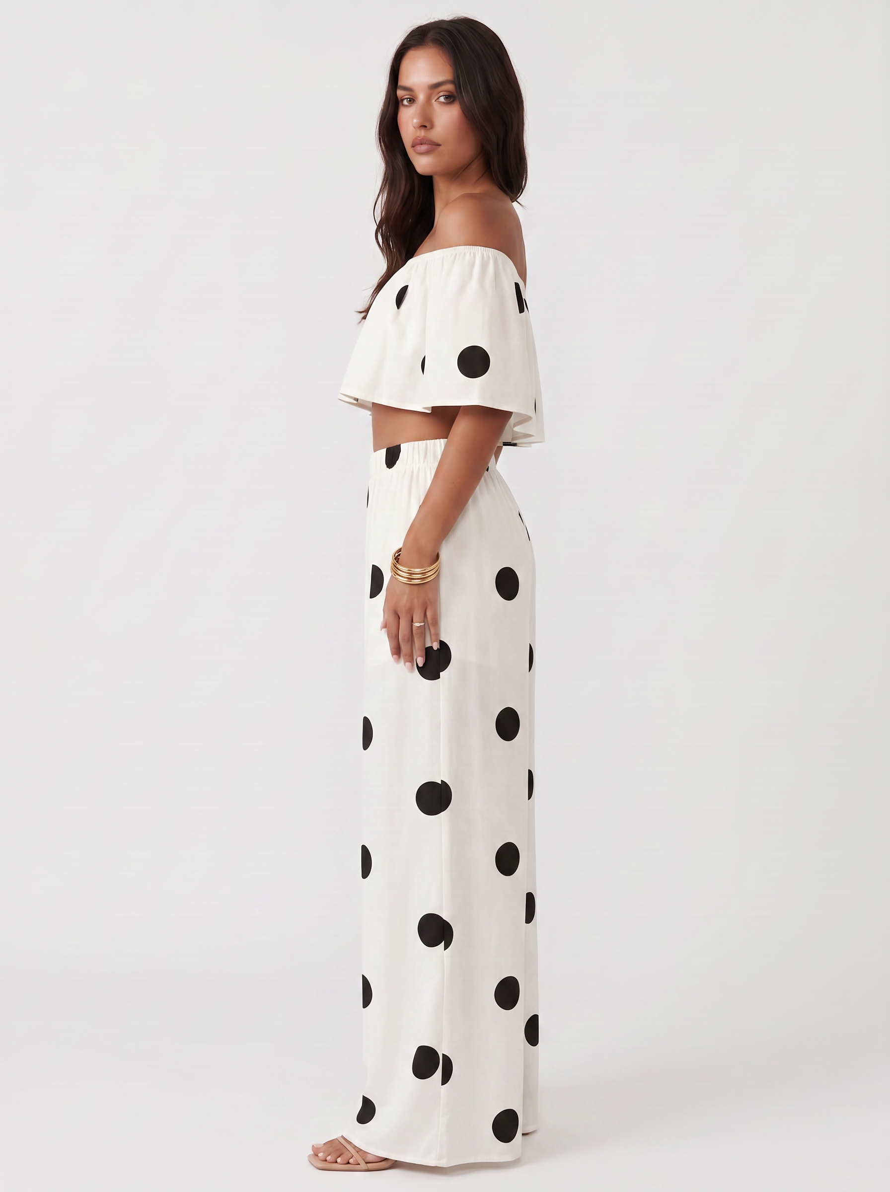 Completo a pois Sofia – dettaglio del top off-shoulder con volant | Bella di Roma