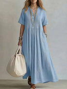 Abito maxi boho in lino azzurro con scollo a V e plissé - Bella di Roma