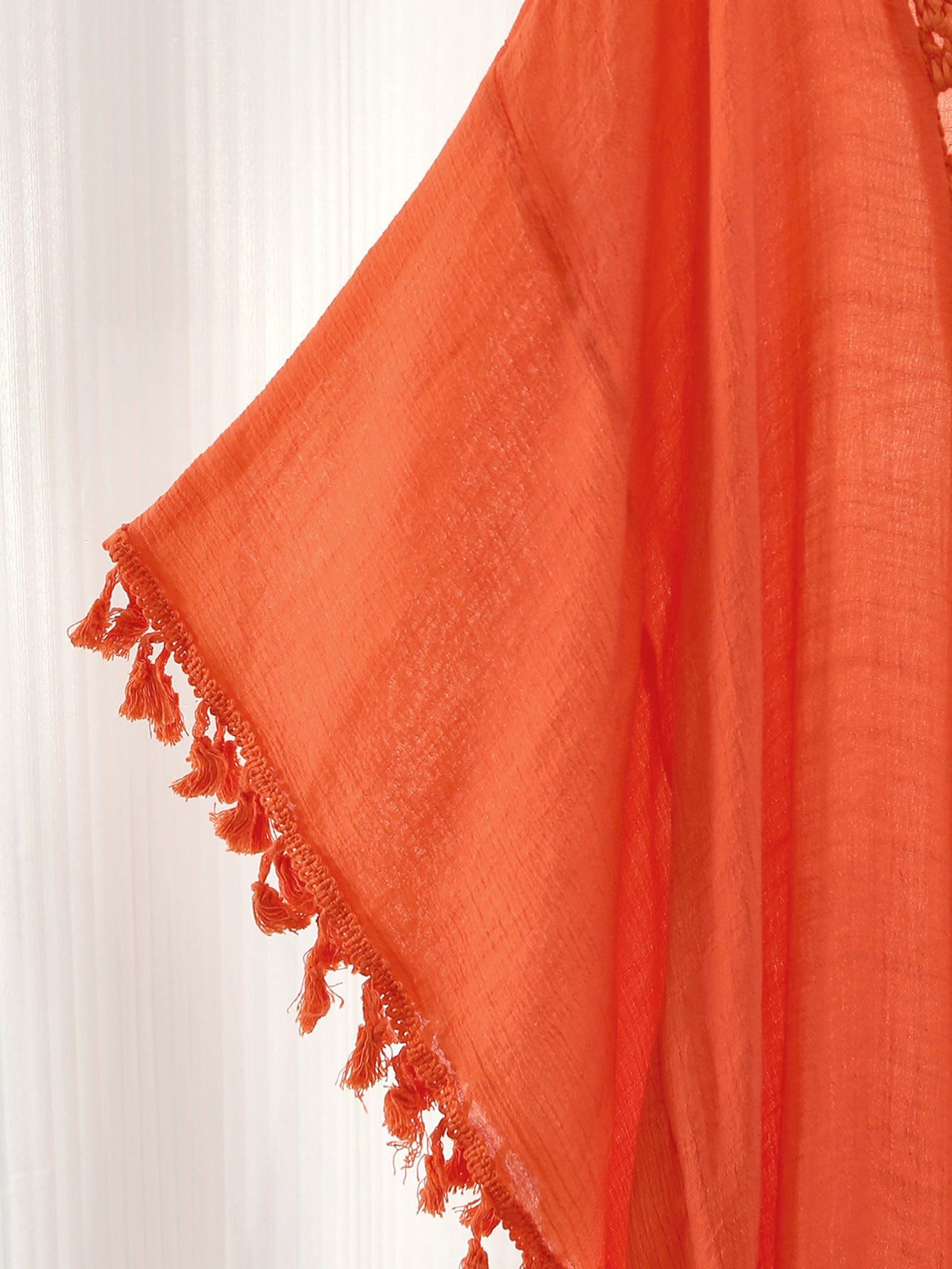 Kaftan maxi da spiaggia con ricami e frange - colore rosa corallo | Bella di Roma
