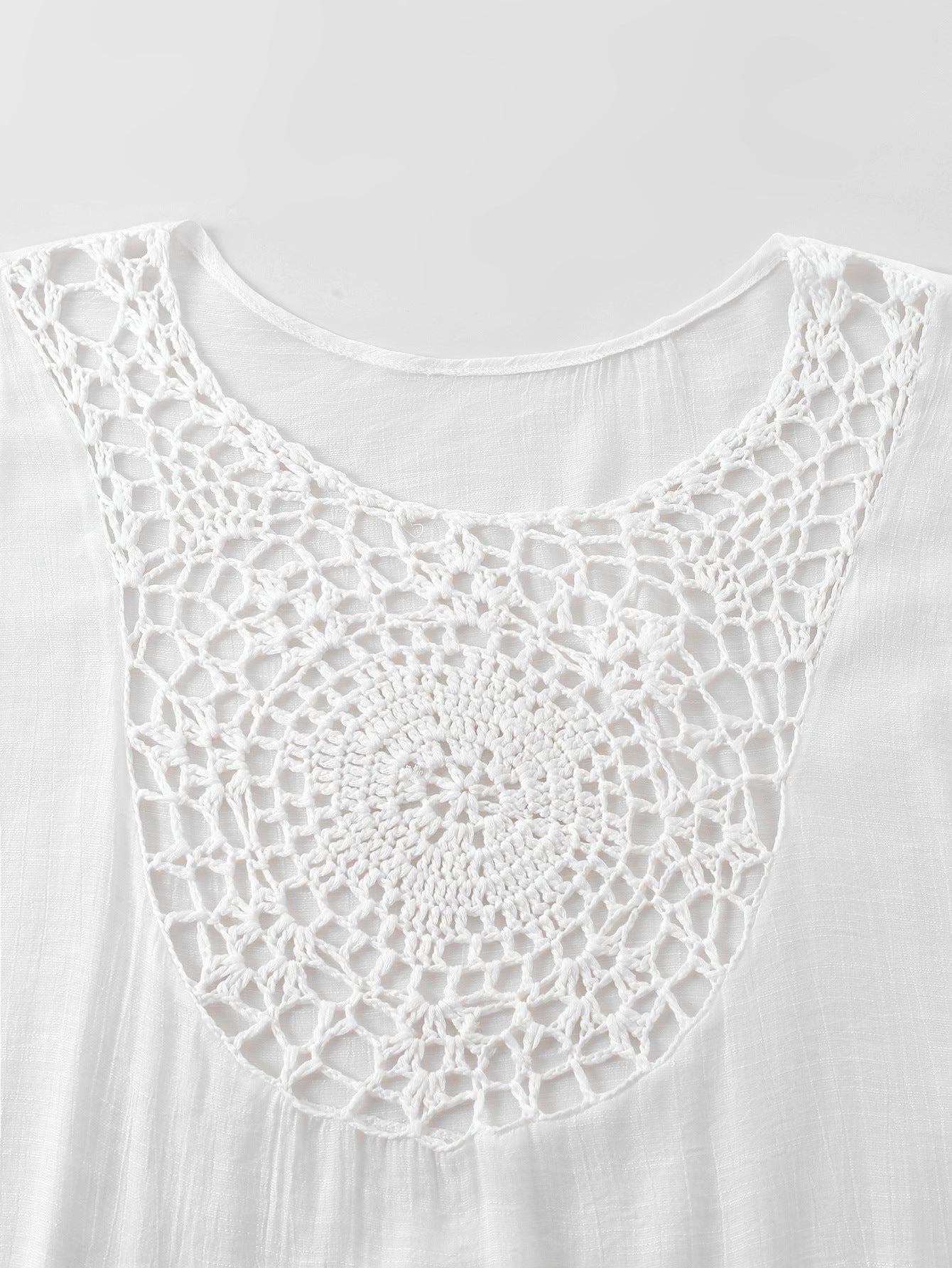 Kaftan maxi da spiaggia con ricami e frange - colore bianco, dettaglio frange | Bella di Roma