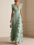 Abito maxi elegante verde salvia con volant a cascata e scollo a V - Bella di Roma