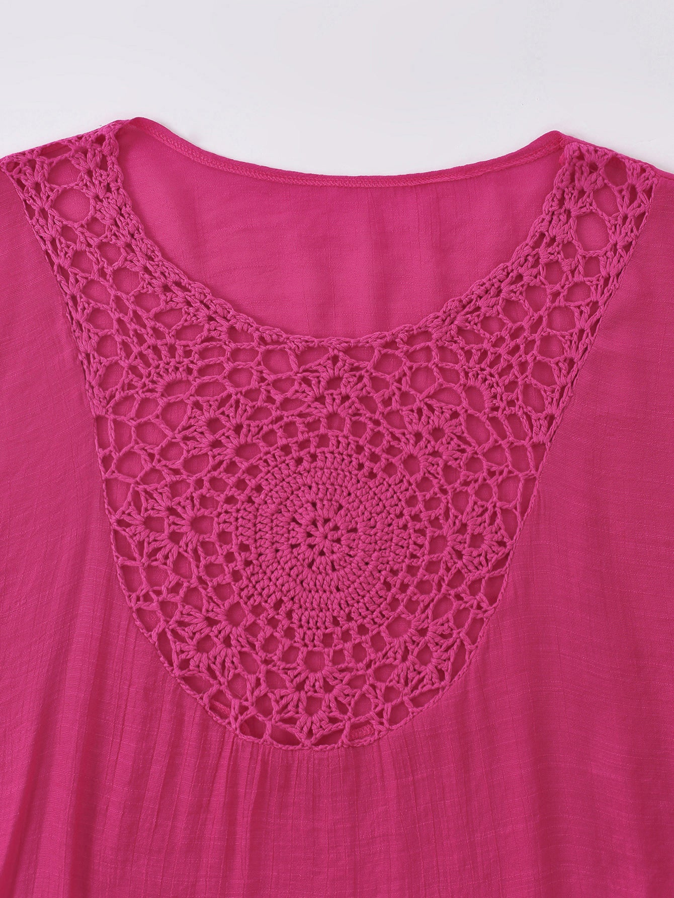 Kaftan maxi da spiaggia con ricami e frange - colore rosa corallo, dettaglio ricamo | Bella di Roma