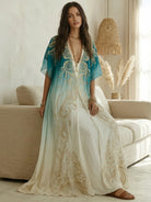 Abito maxi boho azzurro ombré con scollo a V profondo e ricami etnici - Bella di Roma