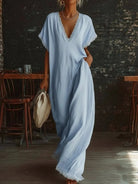 Vestito maxi in cotone azzurro cielo con scollo a V e volant, indossato