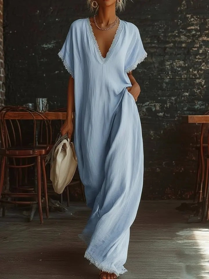 Vestito maxi in cotone azzurro cielo con scollo a V e volant, indossato