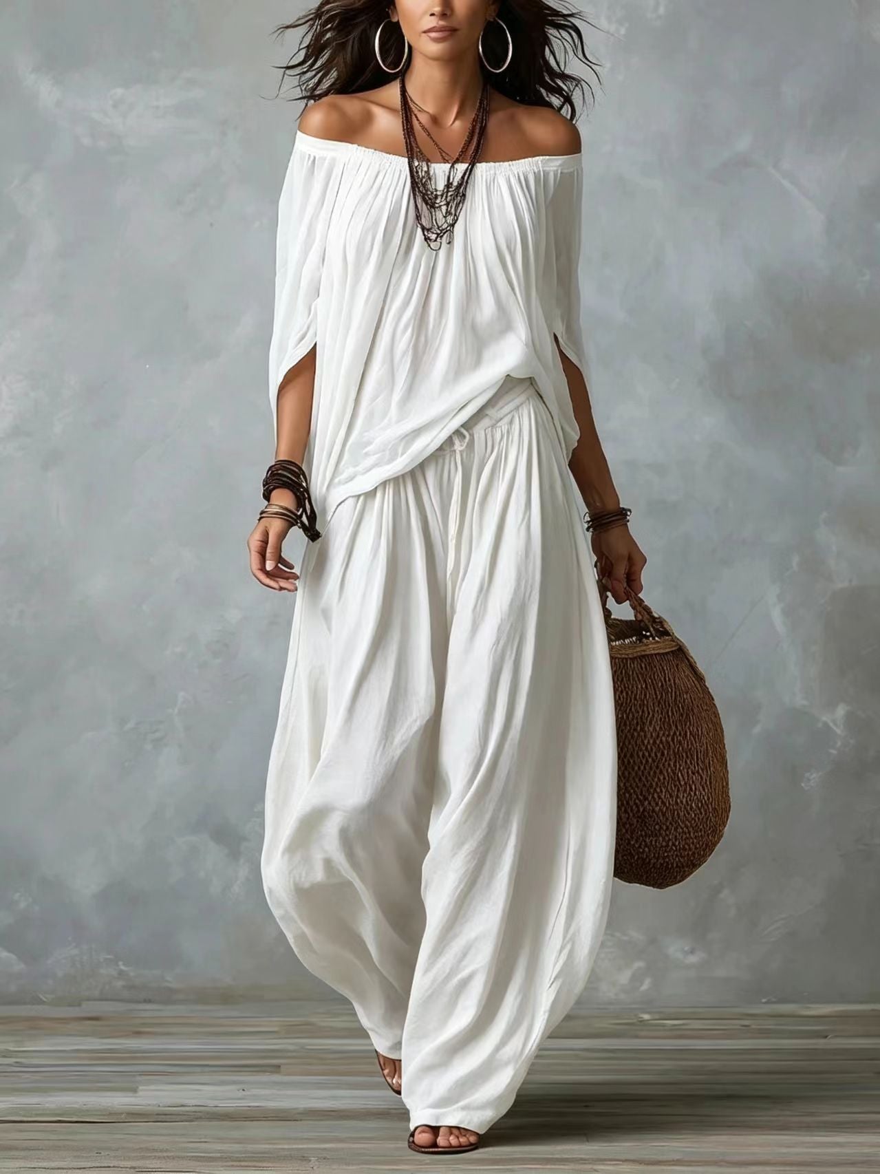 Completo due pezzi bianco con top a spalle scoperte e pantaloni ampi