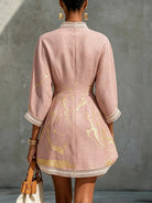 Abito mini stampa dorata scollo V con tasche - Rosa cipria retro | Bella di Roma