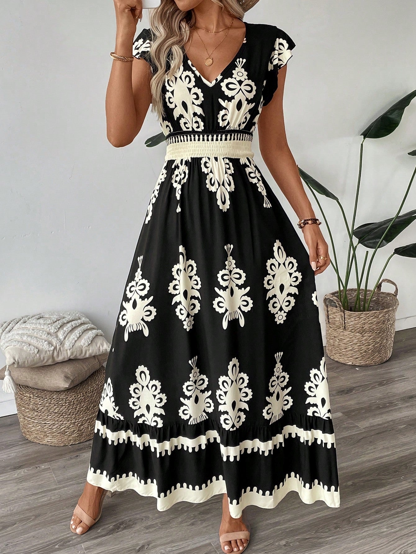 Vestito lungo nero con ricamo e balze, vista intera