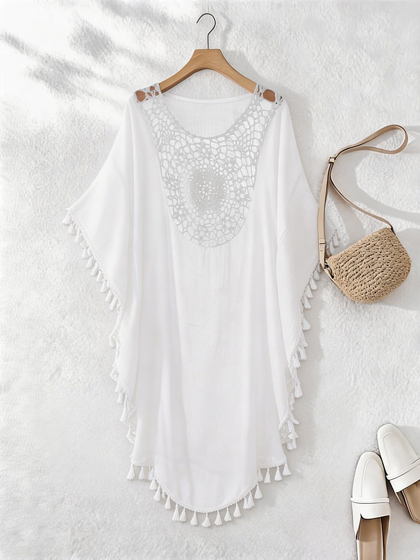 Kaftan maxi da spiaggia con ricami e frange - colore bianco, dettaglio ricamo | Bella di Roma