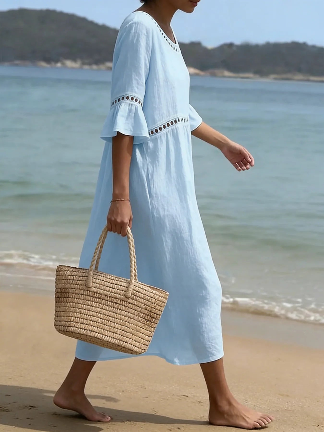 Abito midi lino azzurro in movimento, look estivo romantico - Bella di Roma