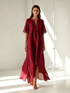 Caftano lungo rosso con scollo a V e maniche ampie svasate