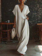 Vestito maxi in cotone bianco con scollo a V e volant, indossato