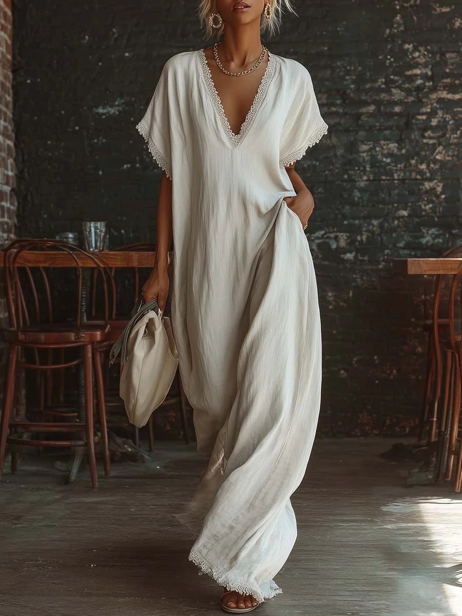 Vestito maxi in cotone bianco con scollo a V e volant, indossato