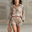 Completo due pezzi in fantasia paisley beige con camicia e shorts