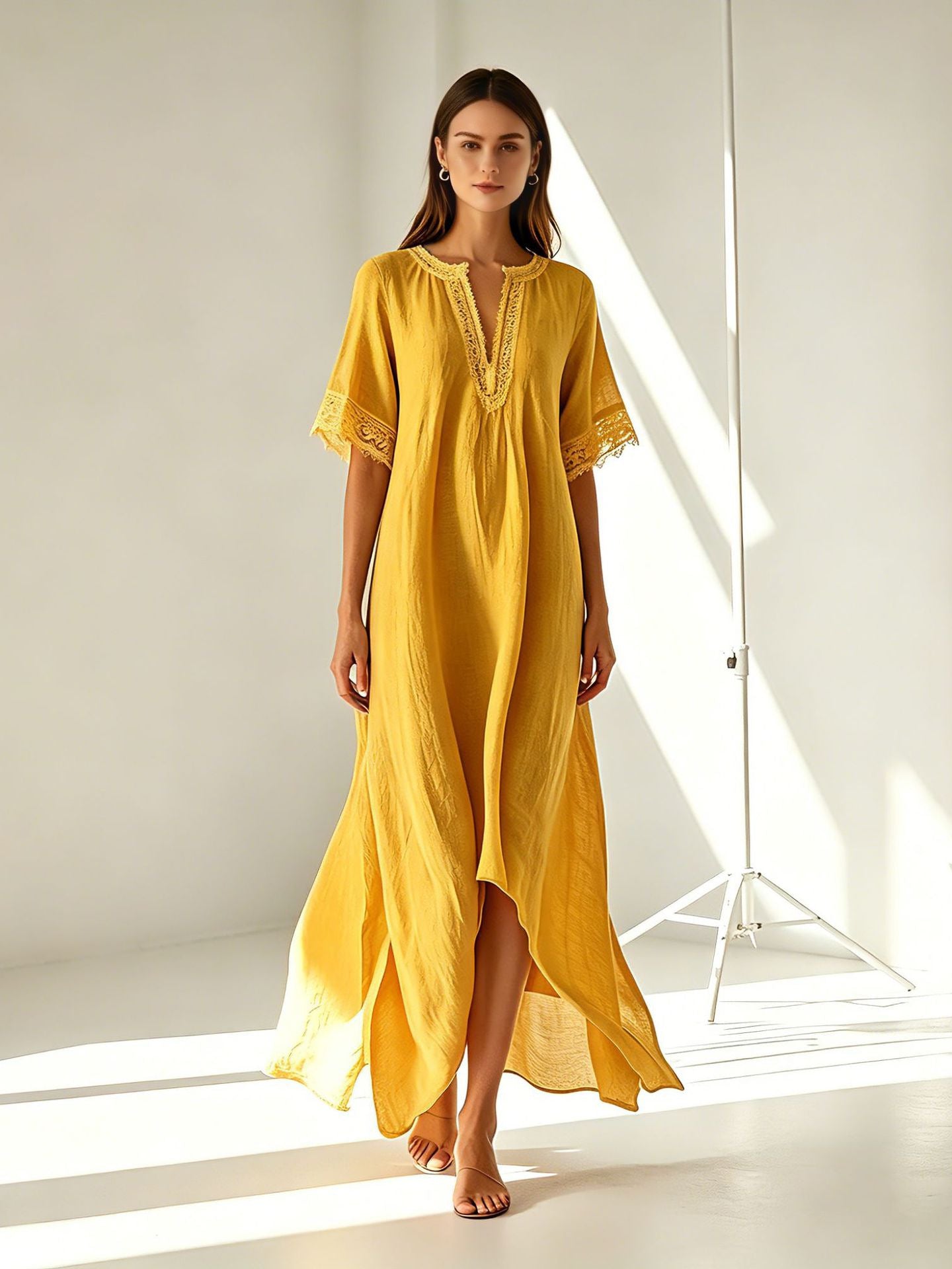 Caftano lungo giallo senape con scollo a V e maniche ampie
