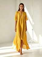 Caftano lungo giallo senape con scollo a V e maniche ampie