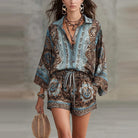 Completo due pezzi in fantasia paisley azzurra con camicia e shorts