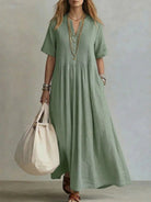 Abito maxi boho in lino verde salvia con scollo a V e plissé - Bella di Roma