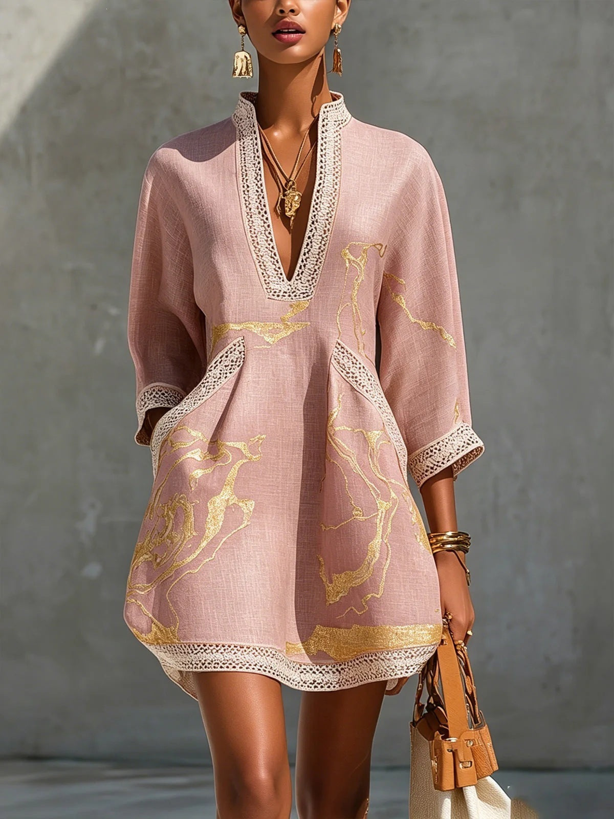 Abito mini stampa dorata scollo V con tasche - Rosa cipria | Bella di Roma