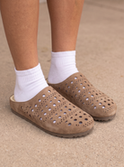 Sabot slip-on forati donna color marrone | Bella di Roma