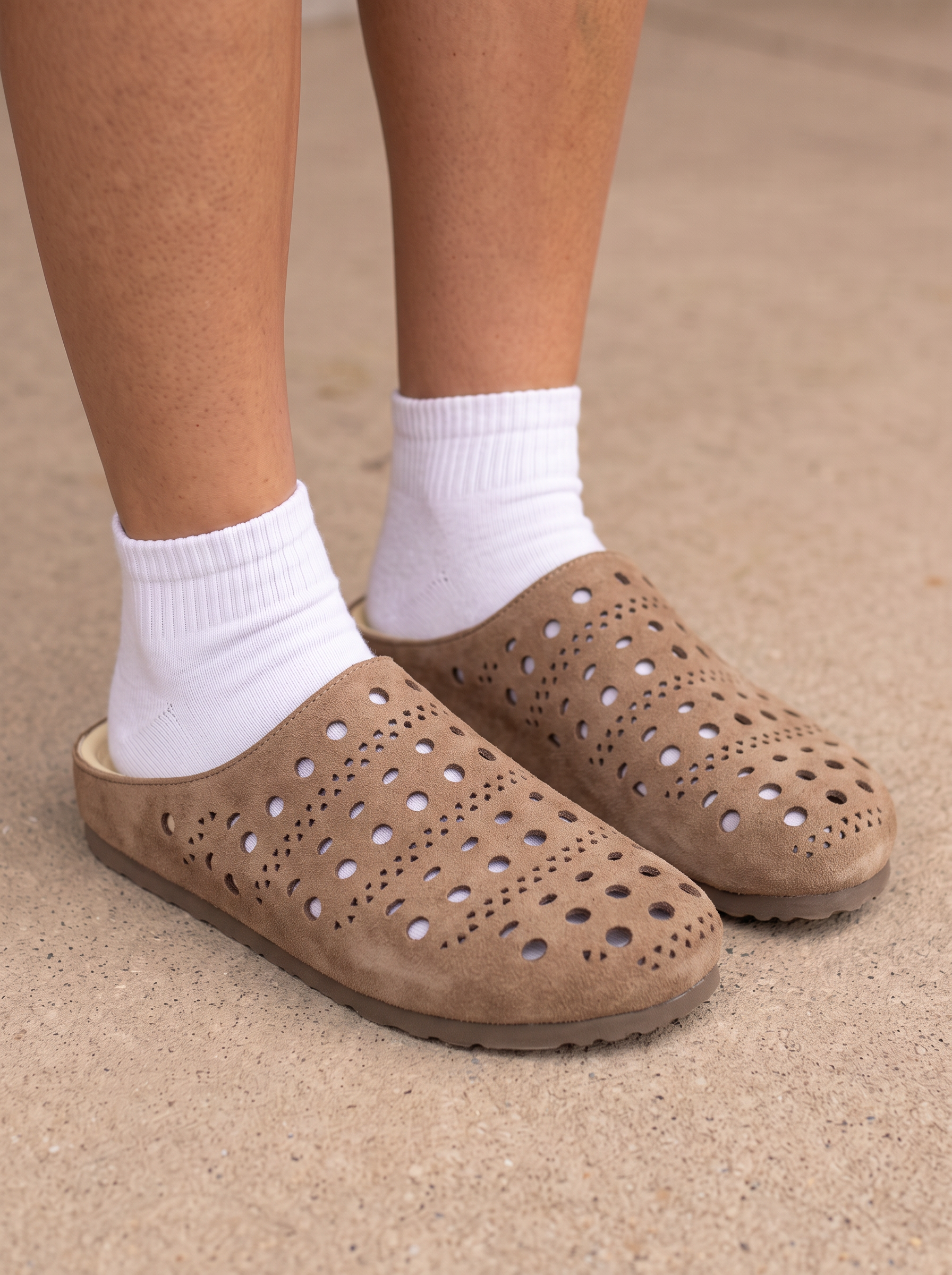 Sabot slip-on forati donna color marrone | Bella di Roma