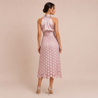 Celia – Vestito midi con top satinato e scollo halter – Rosa – Vista posteriore | Bella di Roma