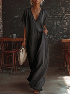 Vestito maxi in cotone nero con scollo a V e volant, indossato
