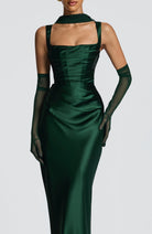 Abito maxi Yolanthe satin verde scuro Bella di Roma – collo quadrato