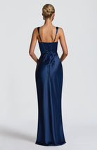 Abito maxi Yolanthe satin blu marino Bella di Roma – collo quadrato