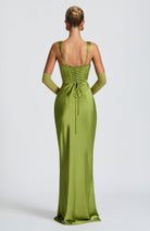 Abito maxi Yolanthe satin verde oliva Bella di Roma – collo quadrato