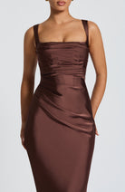 Abito maxi Yolanthe satin marrone chiaro Bella di Roma – collo quadrato