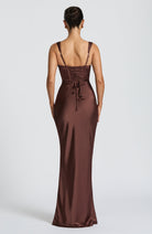 Abito maxi Yolanthe satin marrone chiaro Bella di Roma – silhouette femminile
