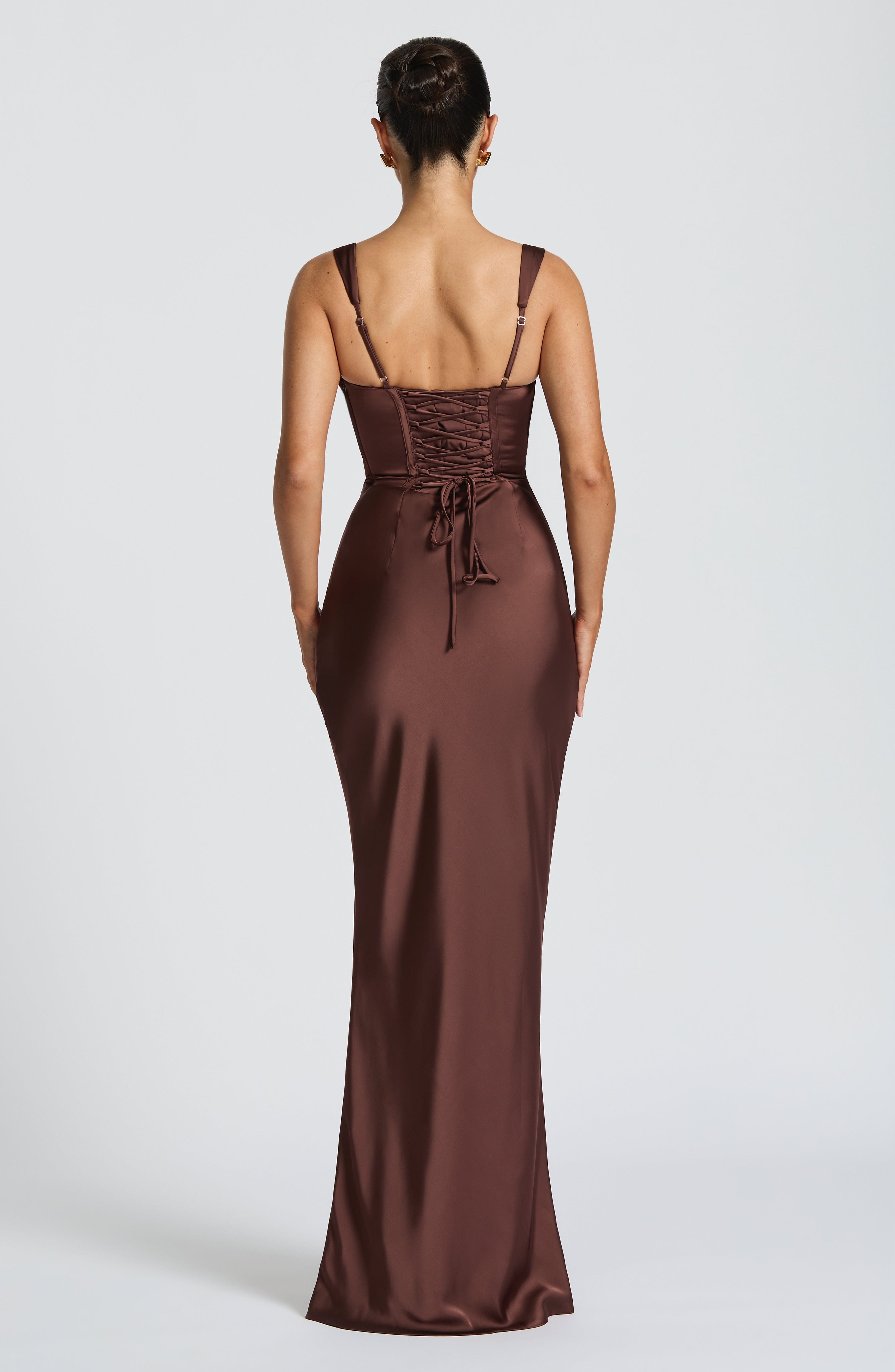 Abito maxi Yolanthe satin marrone chiaro Bella di Roma – silhouette femminile