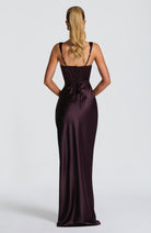Abito maxi Yolanthe satin marrone scuro Bella di Roma – silhouette maxi