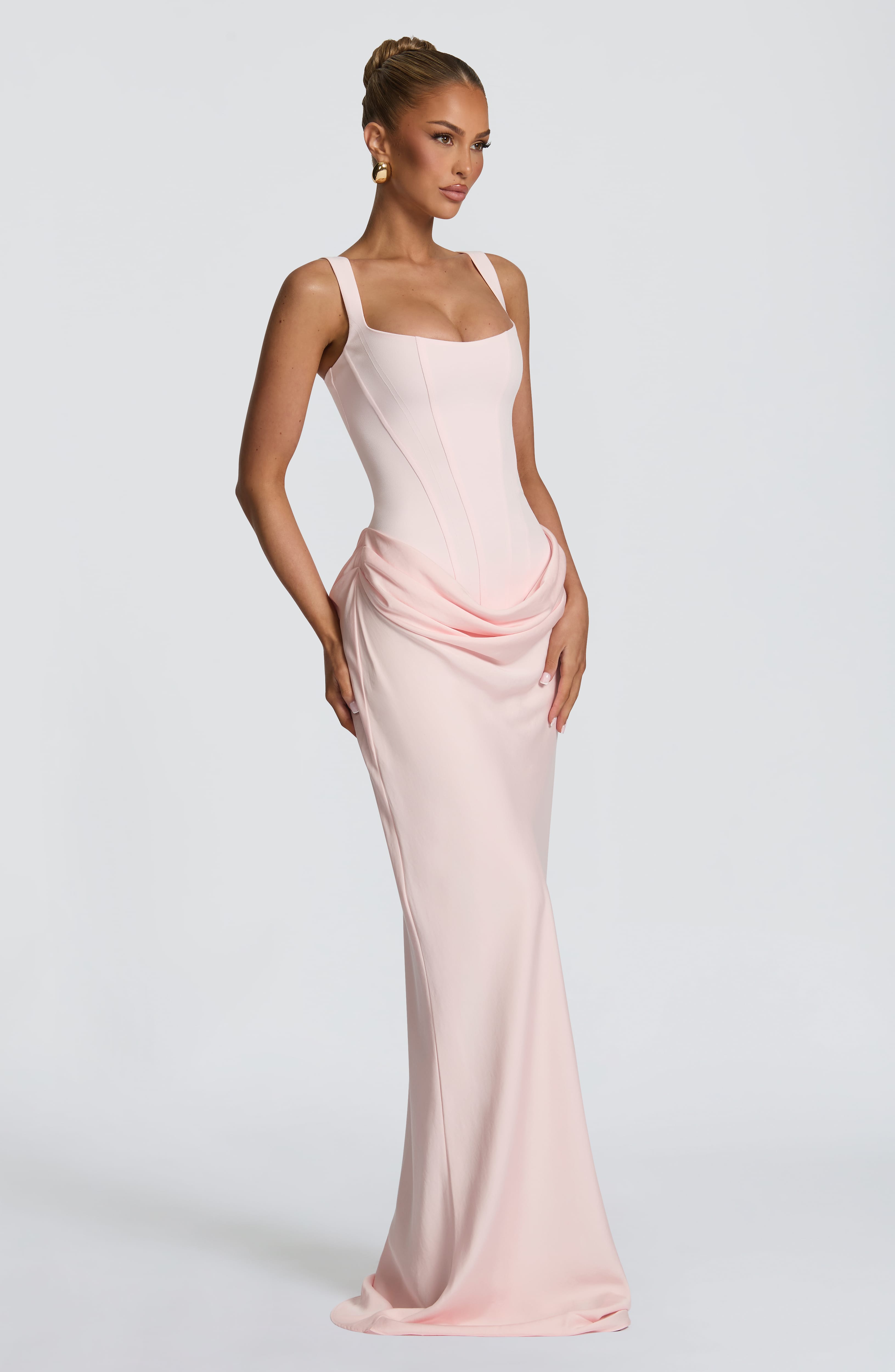 Vestito maxi bodycon Indy rosa chiaro Bella di Roma – collo quadrato