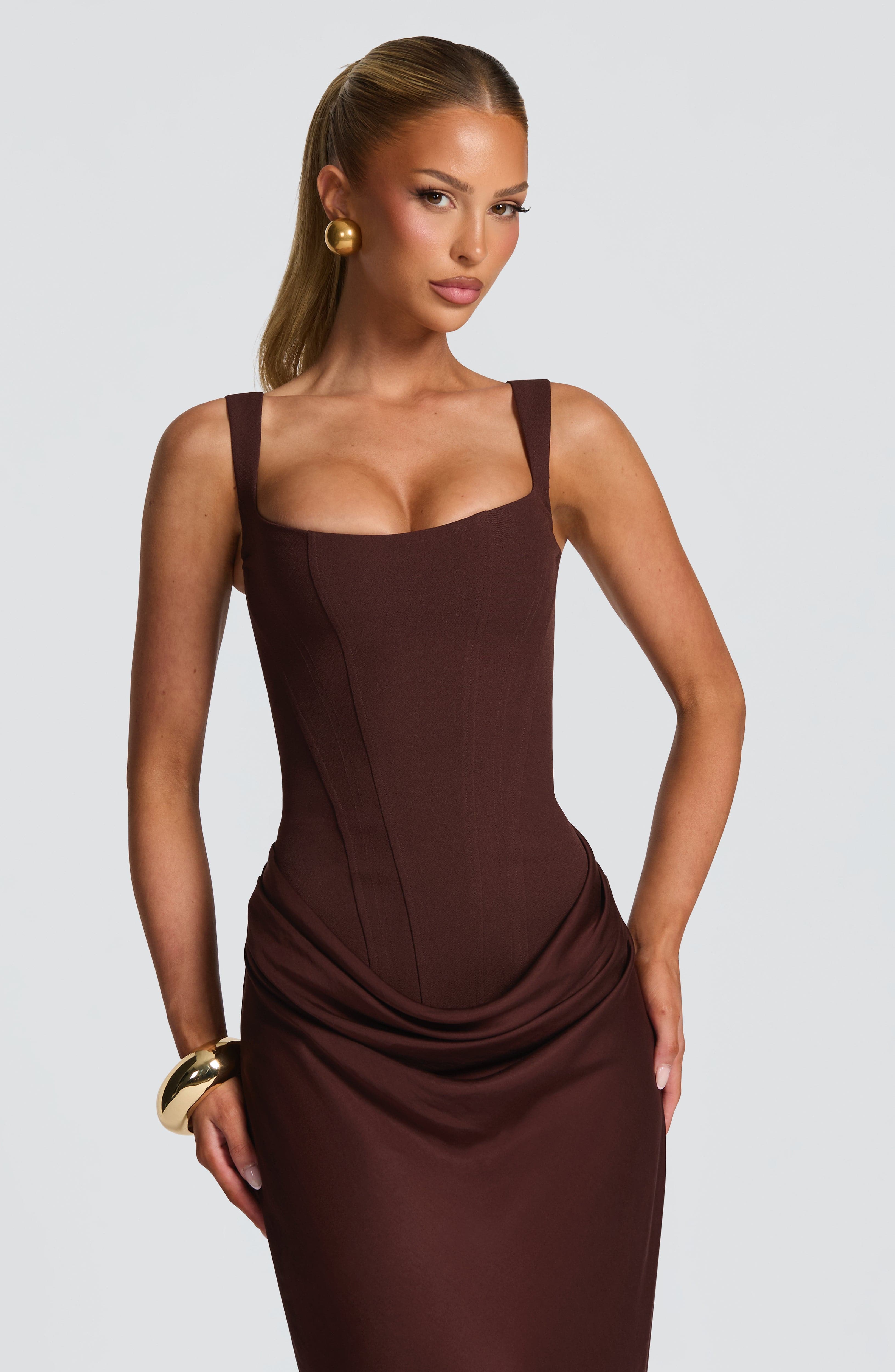 Vestito maxi bodycon Indy marrone Bella di Roma – pieghe gonna