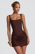 Vestito mini bodycon Indy marrone Bella di Roma – dettaglio pieghe gonna