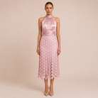 Celia – Vestito midi con top satinato e scollo halter – Rosa – Vista frontale | Bella di Roma