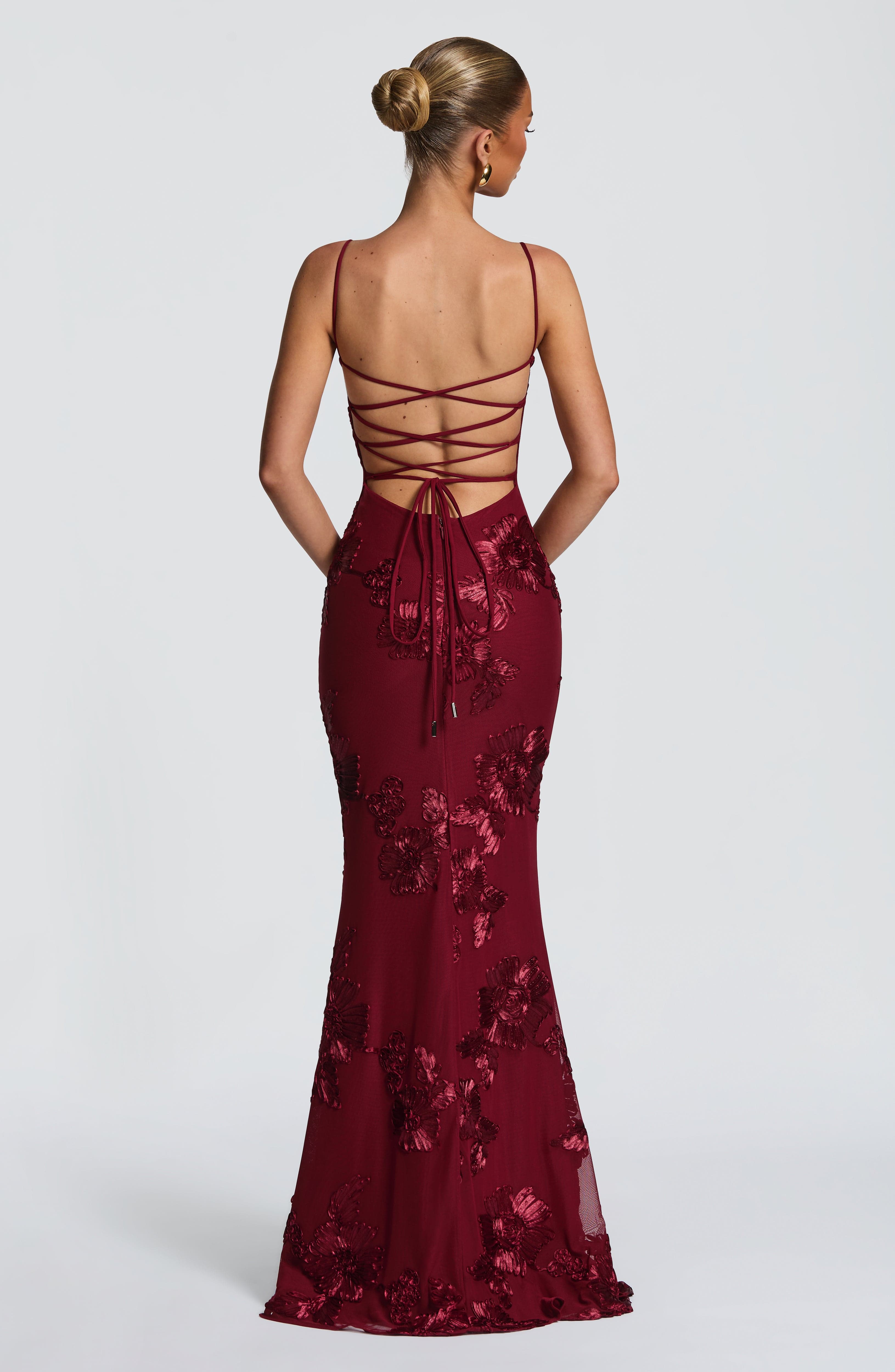 Abito maxi Mirelle rosso bordeaux Bella di Roma – silhouette femminile