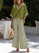 Completo due pezzi verde oliva a righe con pantaloni a gamba larga