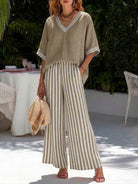 Completo due pezzi kaki a righe con blusa e pantaloni a gamba larga