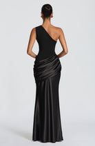 Abito maxi Abbey monospalla nero Bella di Roma – silhouette satin