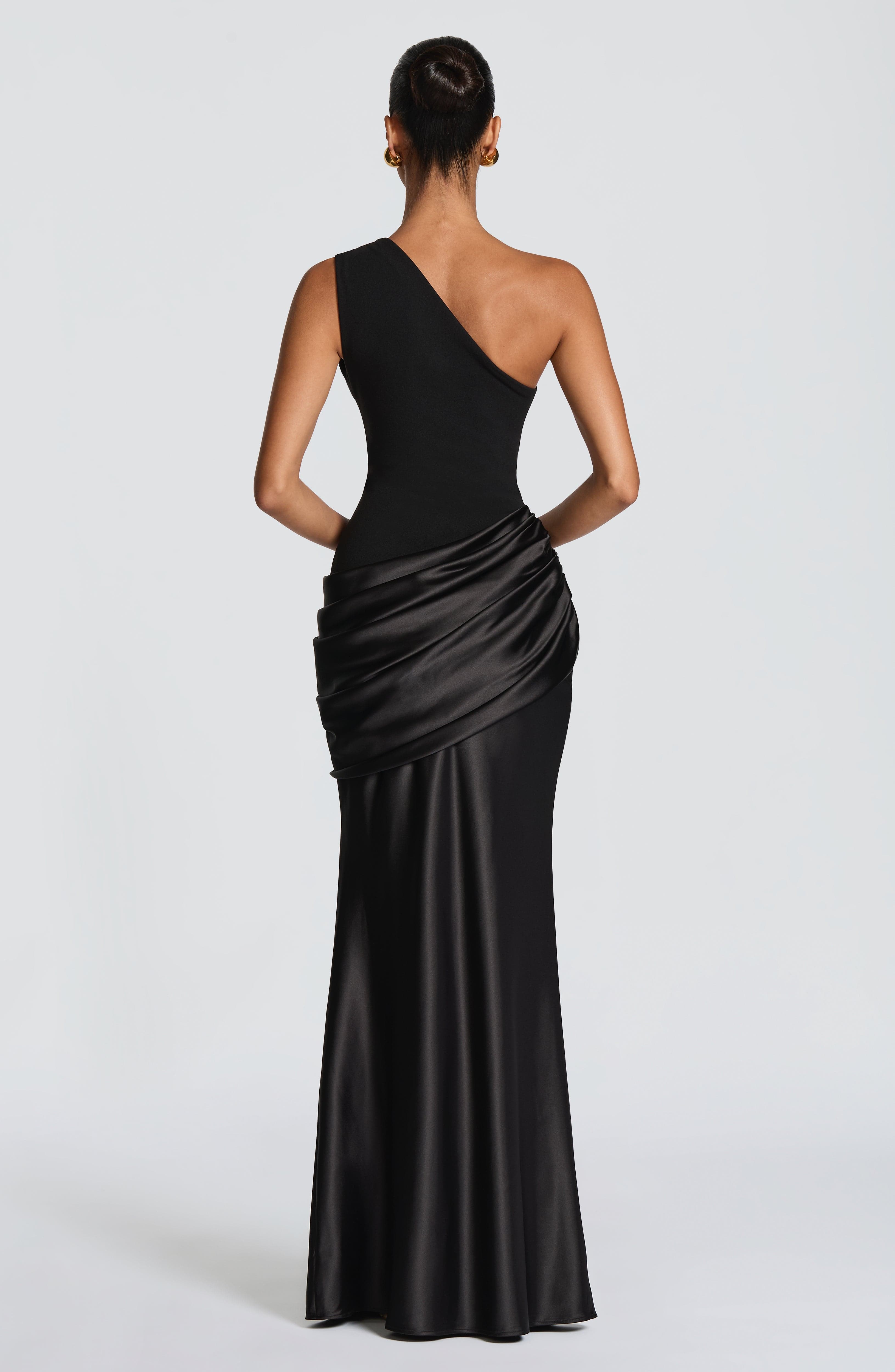 Abito maxi Abbey monospalla nero Bella di Roma – silhouette satin