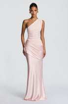 Abito maxi Abbey monospalla rosa chiaro Bella di Roma – gonna satin fluente