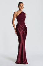 Abito maxi Abbey monospalla rosso ciliegia Bella di Roma – design asimmetrico