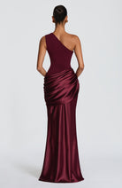 Abito maxi Abbey monospalla rosso ciliegia Bella di Roma – silhouette elegante