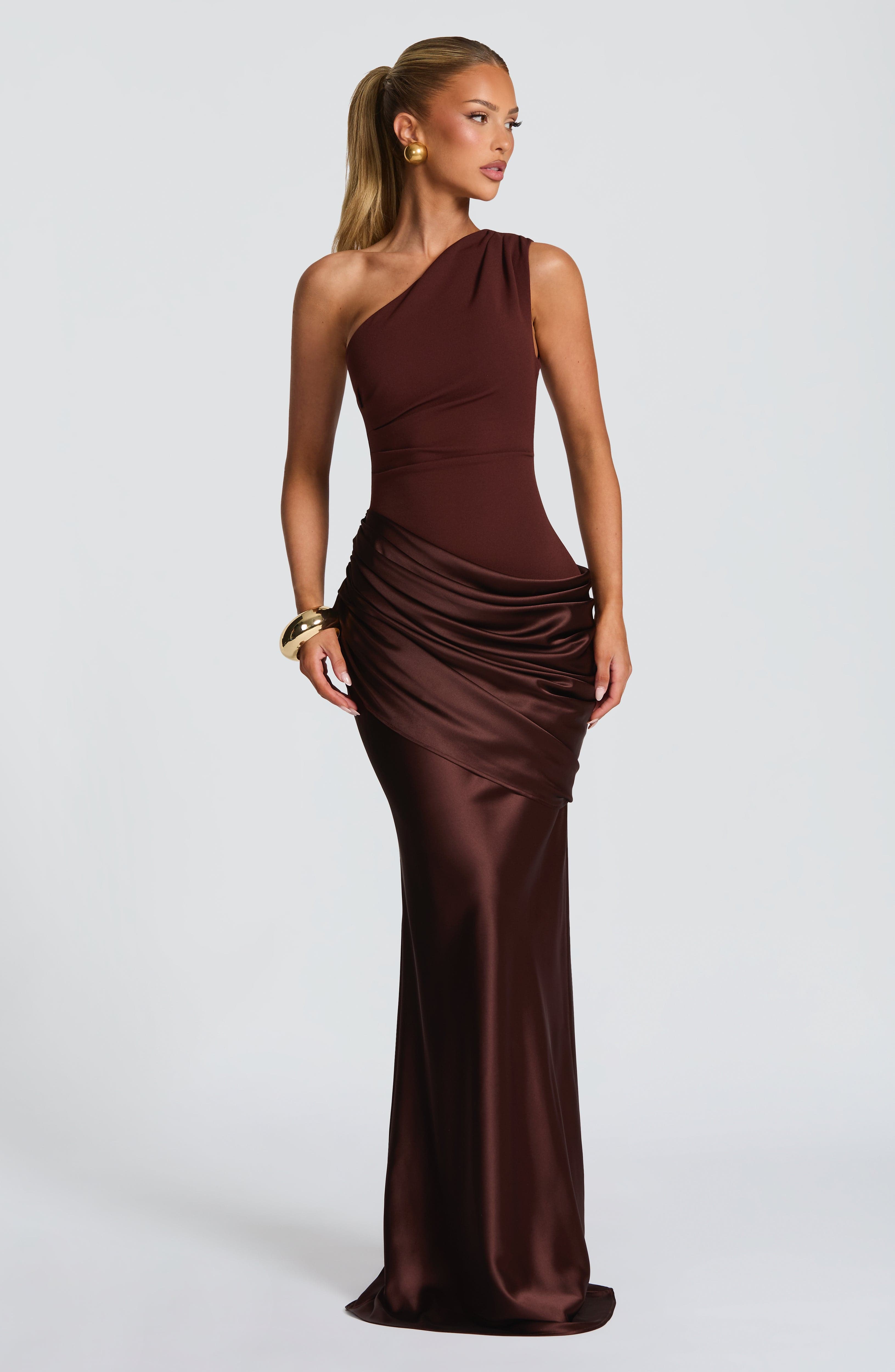 Abito maxi Abbey monospalla marrone Bella di Roma – lunghezza maxi